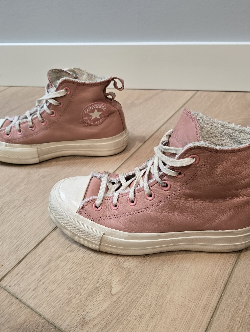 Converse Sneakers Womens 7.5 Sherpa Lined Hi Top Chuck Taylor All Star Rose Pink